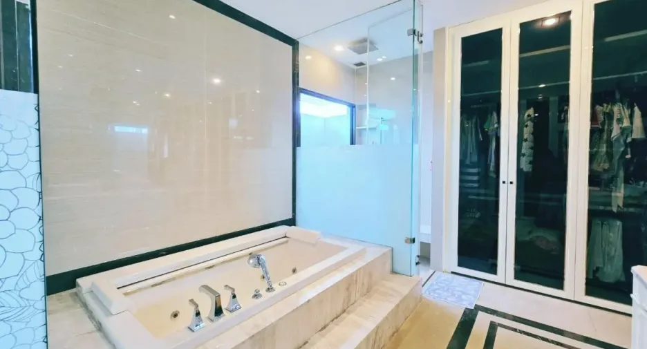 For sale 4 bedrooms house in Taling Chan, Bangkok