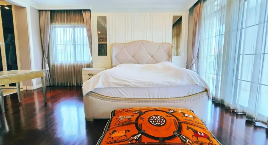 For sale 4 bedrooms house in Taling Chan, Bangkok