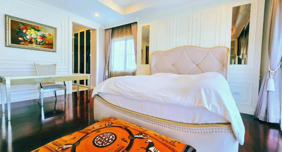 For sale 4 bedrooms house in Taling Chan, Bangkok