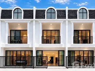 Casa adosada en venta de 3 habitaciones en Bang Lamung, Chonburi