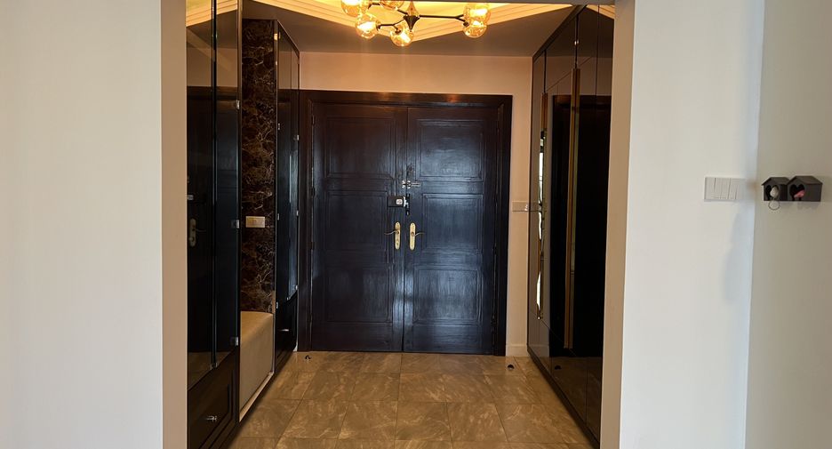For rent 3 bedrooms condo in Khlong Toei, Bangkok