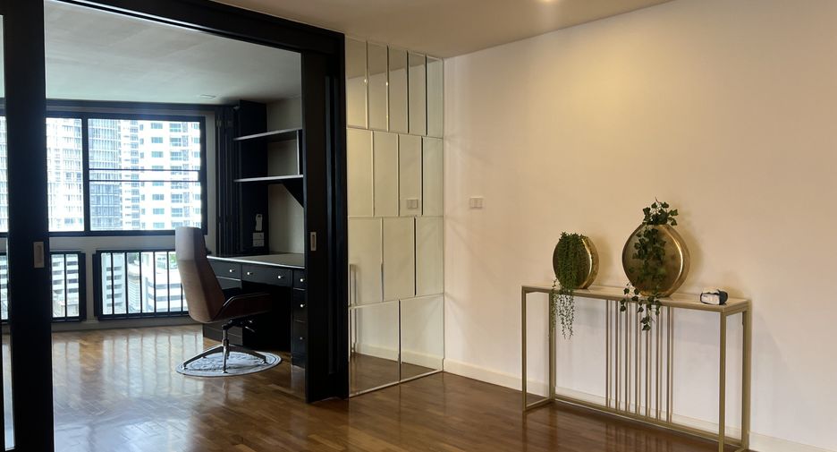 For rent 3 bedrooms condo in Khlong Toei, Bangkok