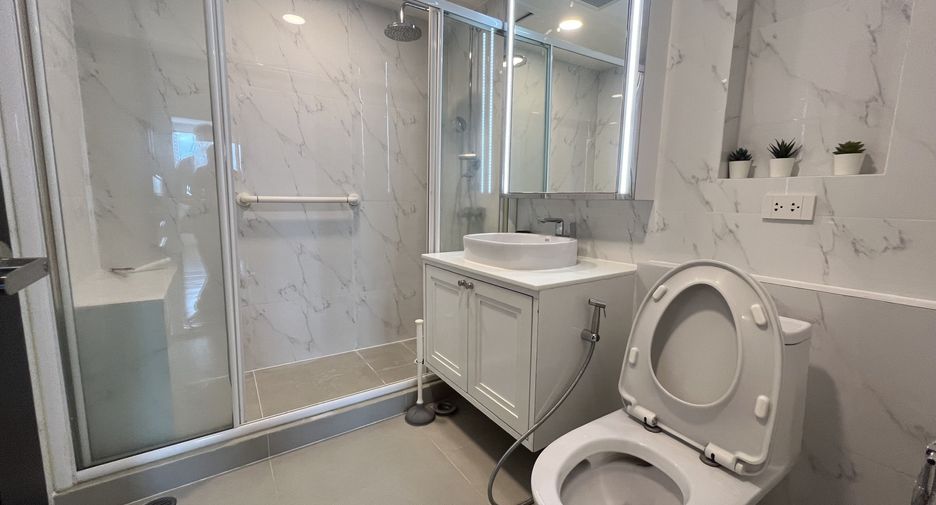 For rent 3 bedrooms condo in Khlong Toei, Bangkok