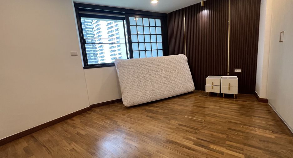 For rent 3 bedrooms condo in Khlong Toei, Bangkok
