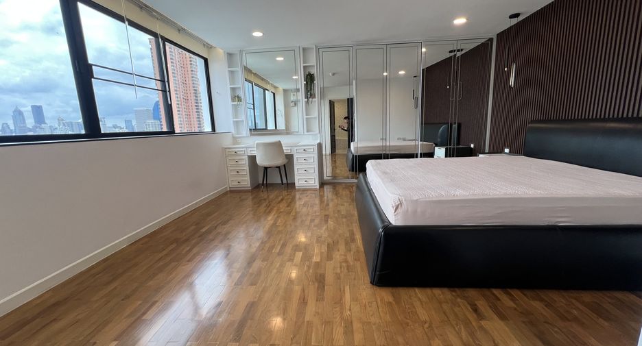 For rent 3 bedrooms condo in Khlong Toei, Bangkok
