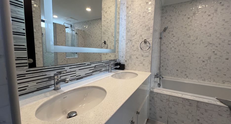 For rent 3 bedrooms condo in Khlong Toei, Bangkok