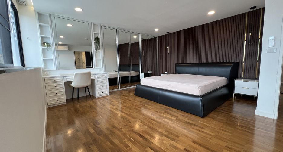 For rent 3 bedrooms condo in Khlong Toei, Bangkok