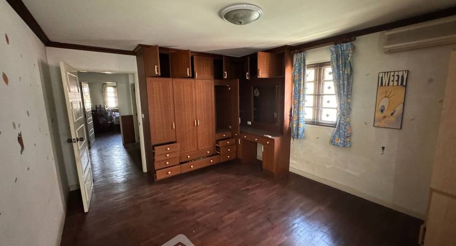 For sale 5 bedrooms house in Saphan Sung, Bangkok