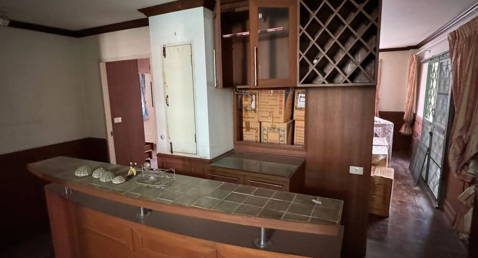 For sale 5 bedrooms house in Saphan Sung, Bangkok
