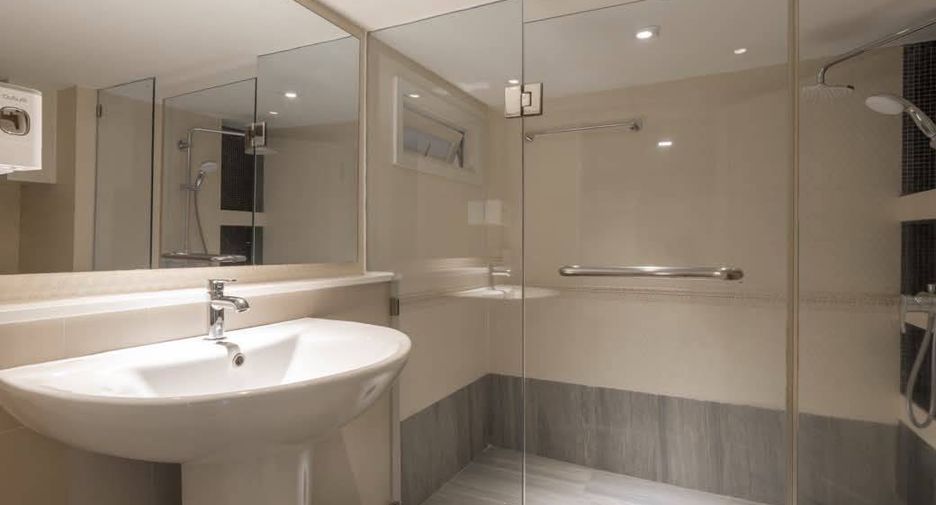 For rent そして for sale 2 ベッドルーム condo in Khlong Toei, Bangkok