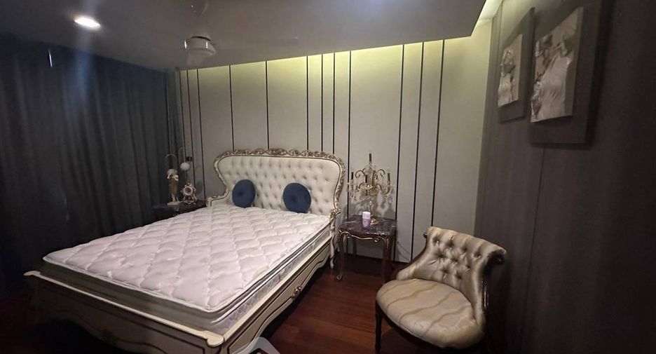 For rent and for sale 5 bedrooms townhouse in Watthana, Bangkok