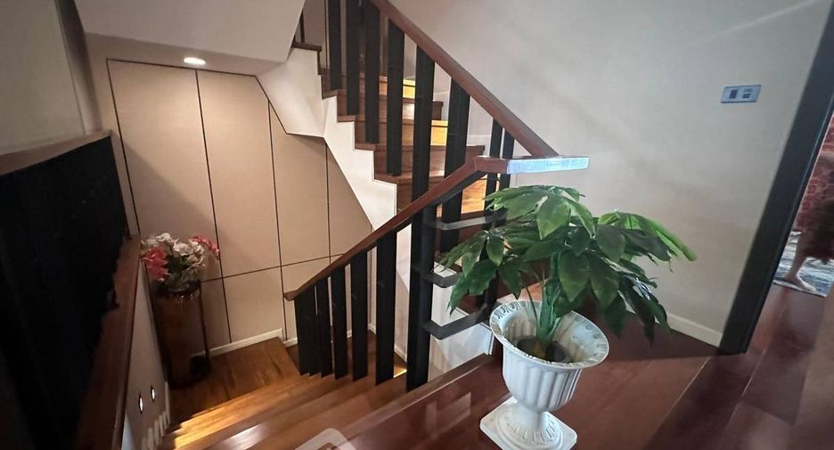 For rent and for sale 5 bedrooms townhouse in Watthana, Bangkok