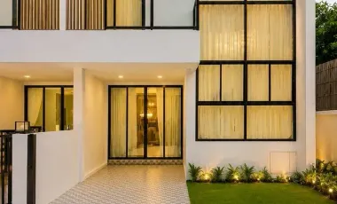 Casa adosada en venta y en alquiler de 4 habitaciones en Bang Lamung, Chonburi