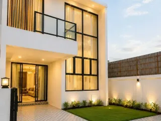 Casa adosada en venta y en alquiler de 4 habitaciones en Bang Lamung, Chonburi