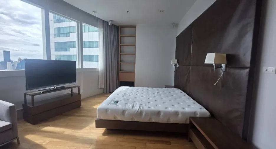 For rent 3 bedrooms condo in Khlong Toei, Bangkok