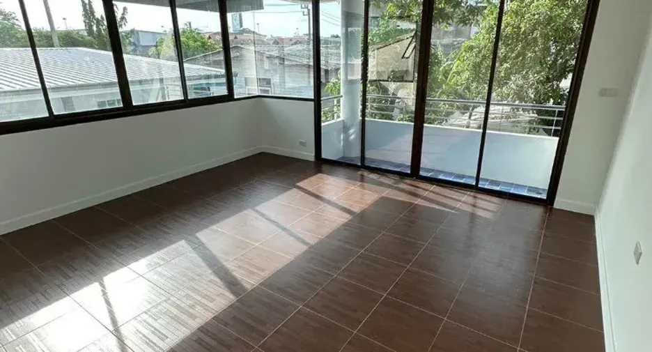 For sale 3 bedrooms house in Wang Thonglang, Bangkok