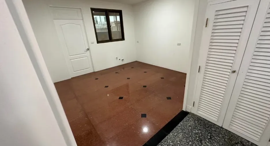 For sale 3 bedrooms house in Wang Thonglang, Bangkok