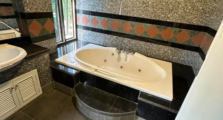 For sale 3 bedrooms house in Wang Thonglang, Bangkok