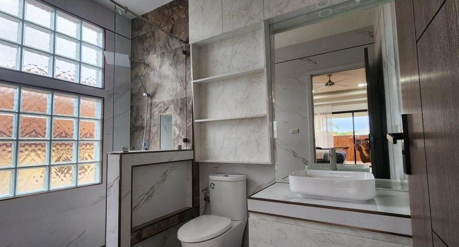 Casa en alquiler de 5 habitaciones en Bang Lamung, Chonburi