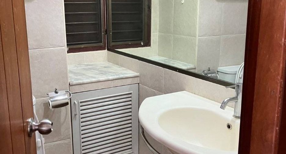 For rent 2 bedrooms condo in Yan Nawa, Bangkok