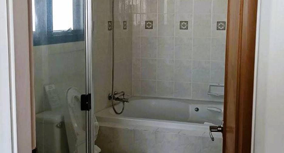 For rent 3 bedrooms apartment in Watthana, Bangkok