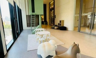 For rent 2 bedrooms condo in Huai Khwang, Bangkok