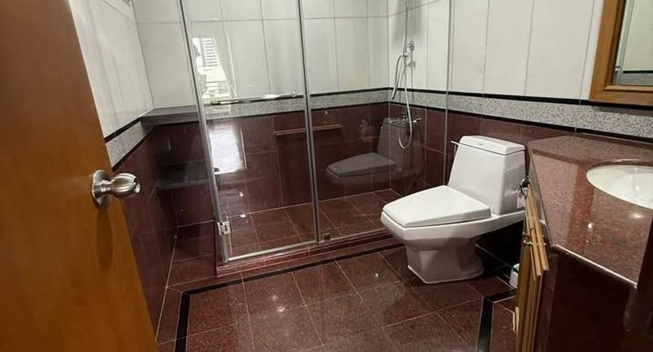 For rent 2 bedrooms condo in Yan Nawa, Bangkok
