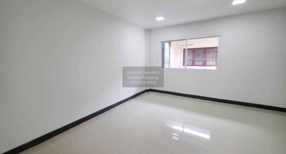 Casa adosada en venta de 3 habitaciones en Pak Kret, Nonthaburi