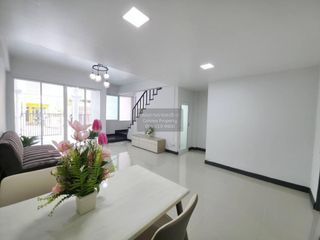 Casa adosada en venta de 3 habitaciones en Pak Kret, Nonthaburi