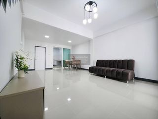 Casa adosada en venta de 3 habitaciones en Pak Kret, Nonthaburi