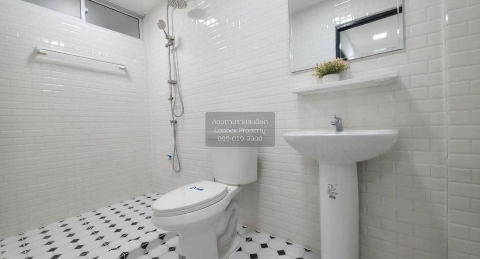 Casa adosada en venta de 3 habitaciones en Pak Kret, Nonthaburi