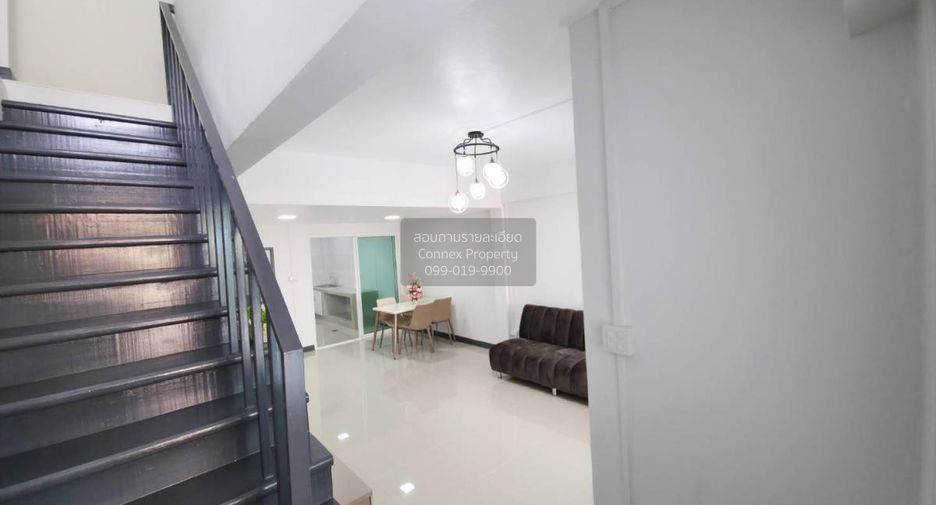Casa adosada en venta de 3 habitaciones en Pak Kret, Nonthaburi