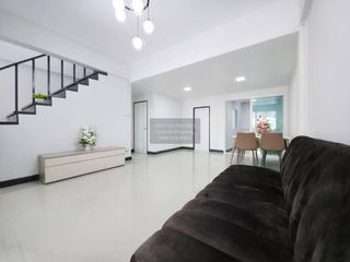Casa adosada en venta de 3 habitaciones en Pak Kret, Nonthaburi