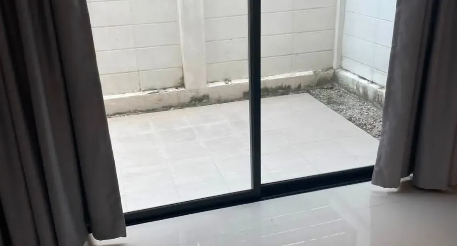 For rent 4 bedrooms townhouse in Mueang Chiang Mai, Chiang Mai