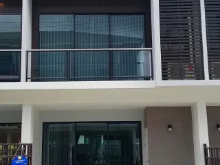 For rent 4 bedrooms townhouse in Mueang Chiang Mai, Chiang Mai