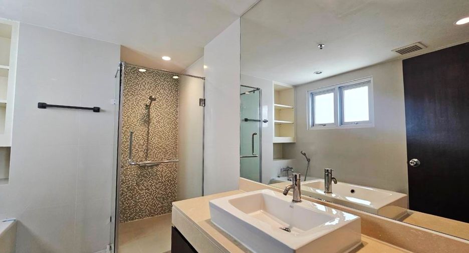 For rent 2 bedrooms condo in Pathum Wan, Bangkok