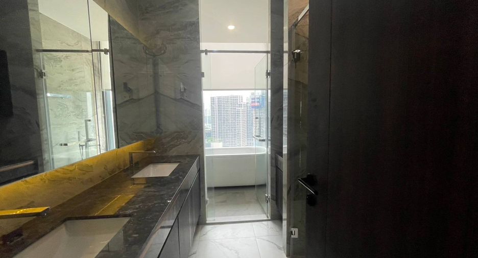 For rent 3 bedrooms condo in Khlong Toei, Bangkok