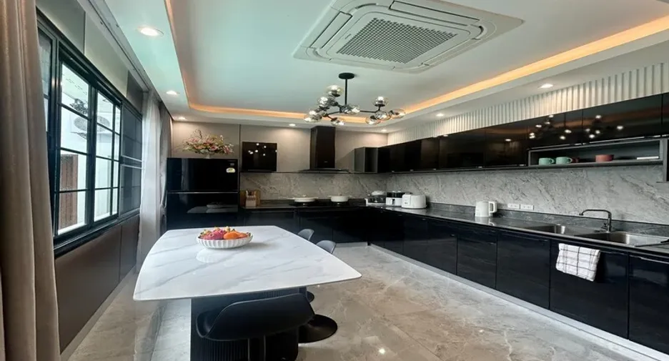 Villa en alquiler de 3 habitaciones en Bang Lamung, Chonburi