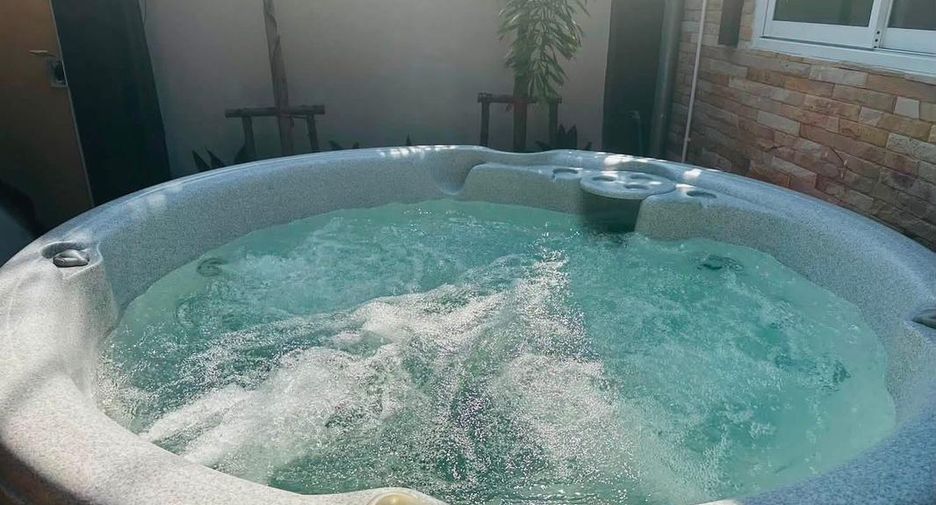 Casa en alquiler de 6 habitaciones en Bang Lamung, Chonburi