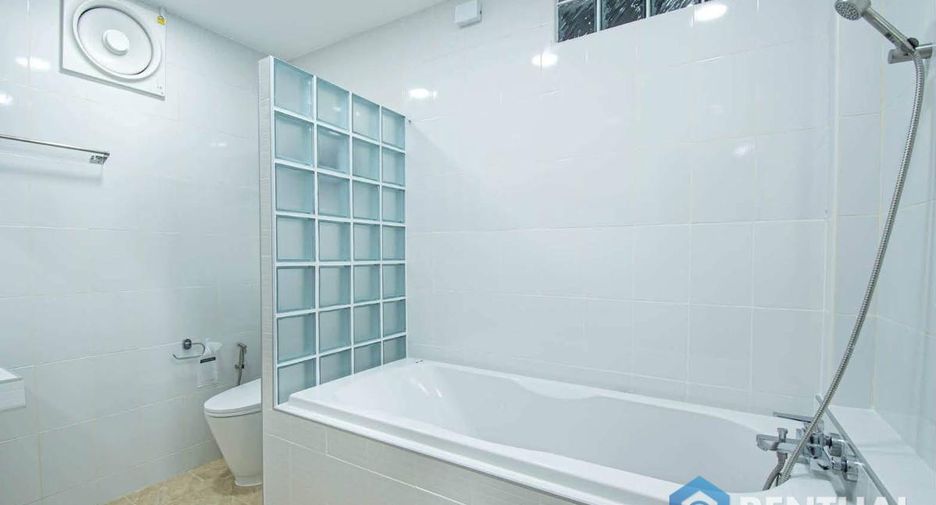 Casa en alquiler de 6 habitaciones en Bang Lamung, Chonburi