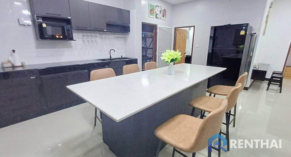 Casa en alquiler de 6 habitaciones en Bang Lamung, Chonburi