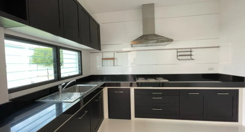 For sale 4 bedrooms house in Mueang Nonthaburi, Nonthaburi