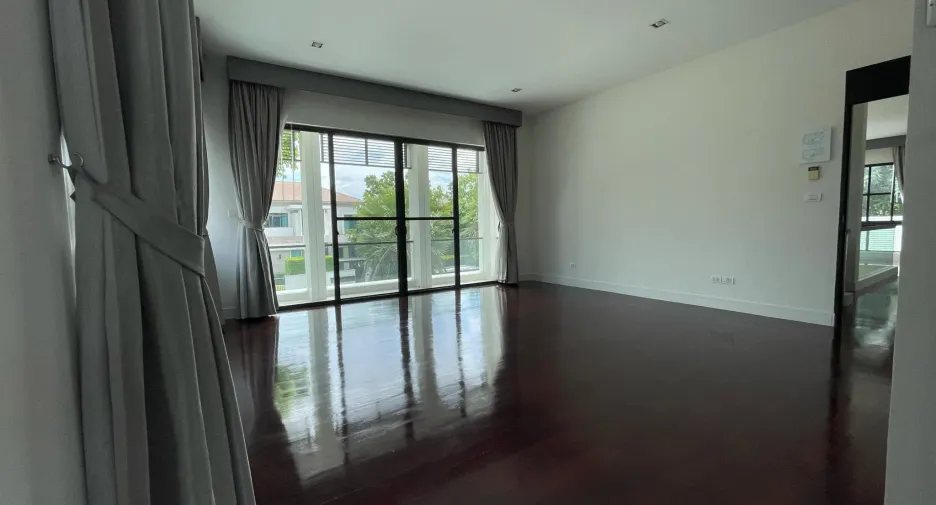 For sale 4 bedrooms house in Mueang Nonthaburi, Nonthaburi
