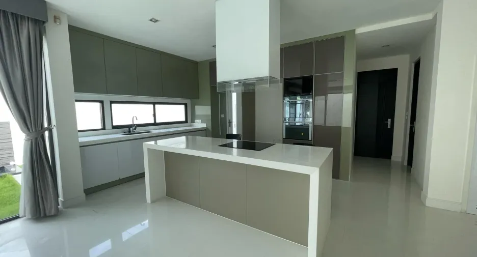 For sale 4 bedrooms house in Mueang Nonthaburi, Nonthaburi