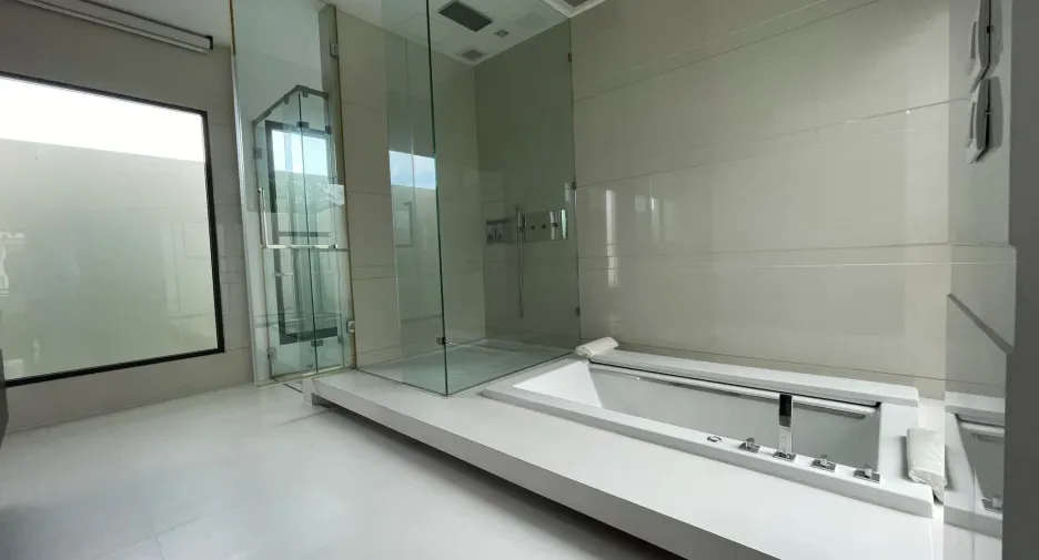 For sale 4 bedrooms house in Mueang Nonthaburi, Nonthaburi