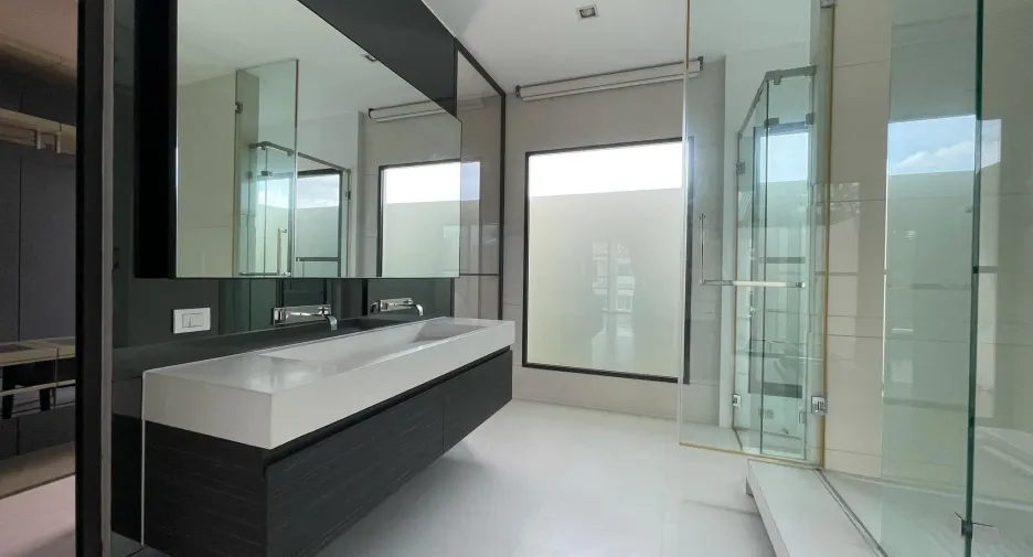 For sale 4 bedrooms house in Mueang Nonthaburi, Nonthaburi