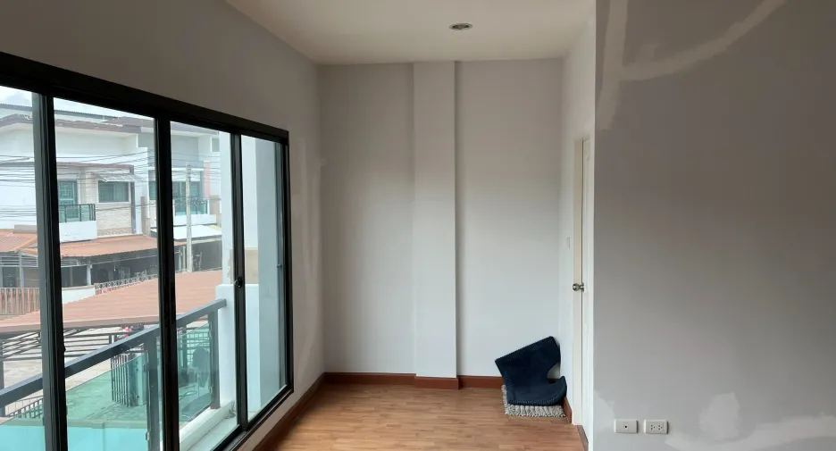 Продажа 3 спальни таунхаус в Mueang Pathum Thani, Патумтани