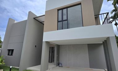 For sale 4 bedrooms villa in Mueang Phuket, Phuket