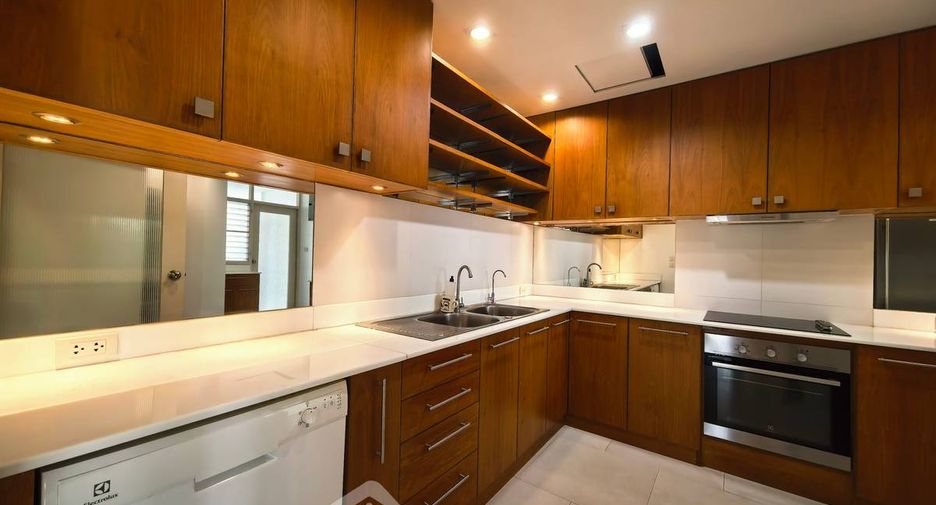 For sale 3 bedrooms condo in Watthana, Bangkok