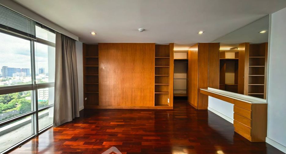 For sale 3 bedrooms condo in Watthana, Bangkok